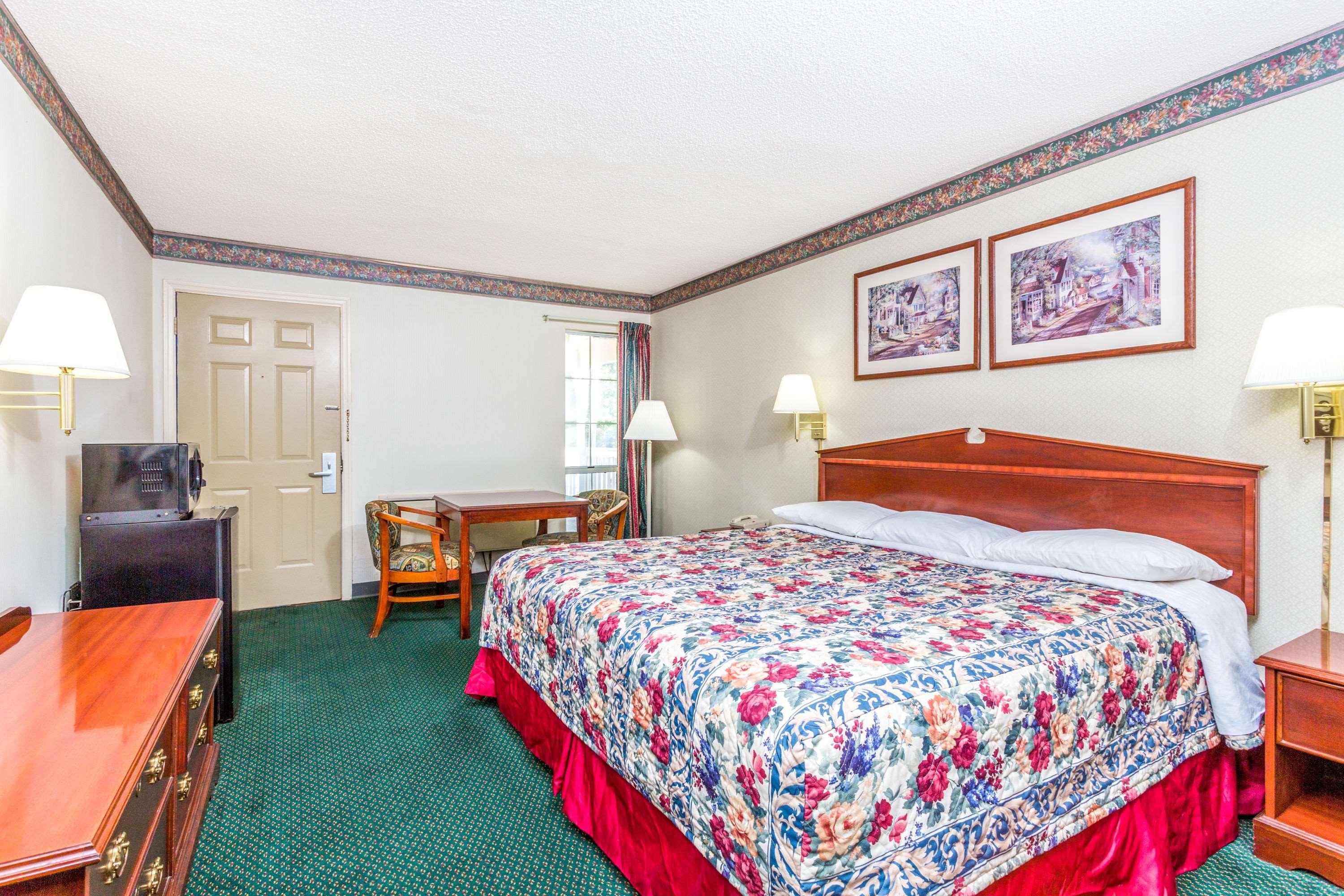Days Inn By Wyndham Корнелия Экстерьер фото