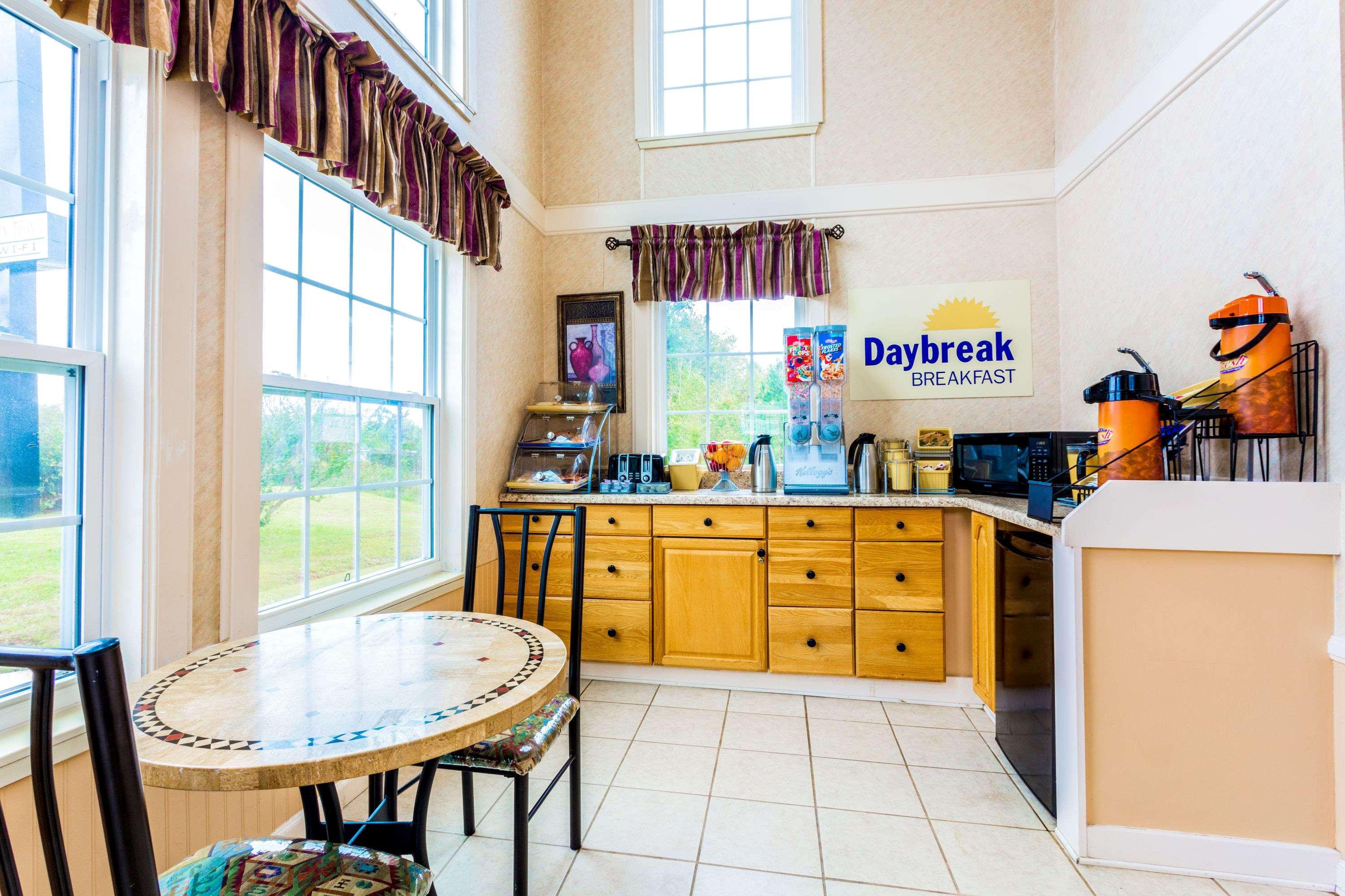 Days Inn By Wyndham Корнелия Экстерьер фото